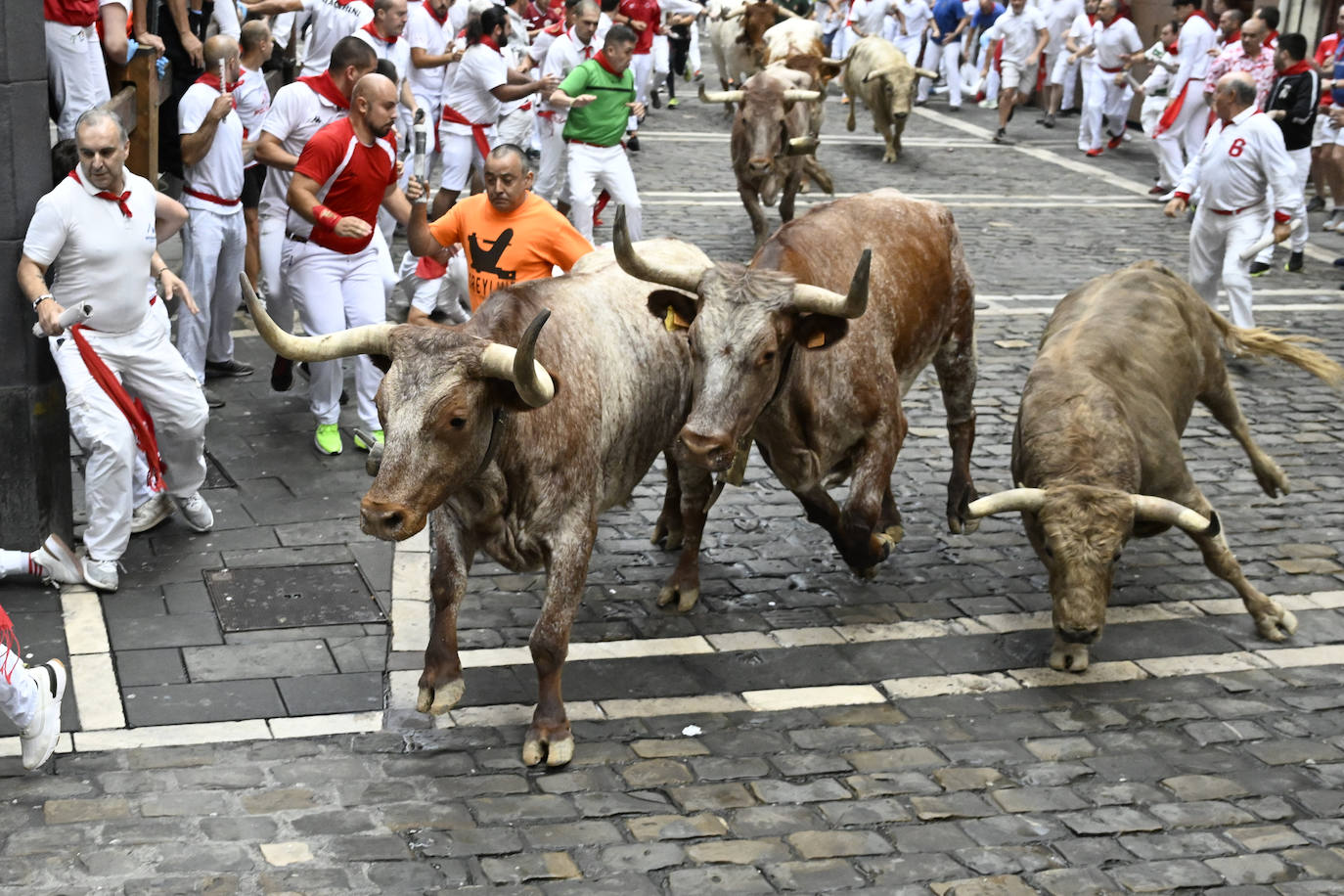 Toros resbalan durante la carrera del quinto encierro de los Sanfermínes 2023