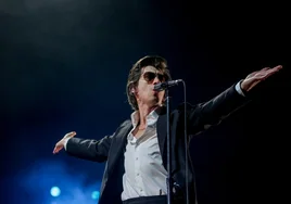 Arctic Monkeys, intachable rock cantado por un dandy que nunca será Gainsbourg