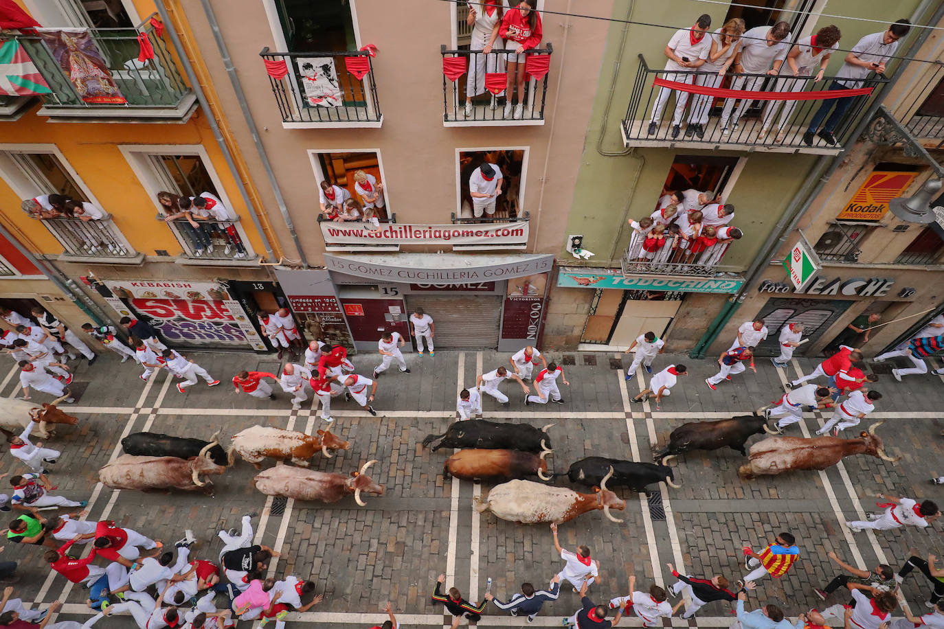 Toros de la ganadería extremeña Jandilla han protagonizado el sexto encierro de Sanfermines, en Pamplona.