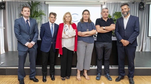 De izquierda a derecha: Jorge Corrales, Julio Cerviño, Carme Riera, Marta Martínez, Manuel Vilas y Héctor Jiménez