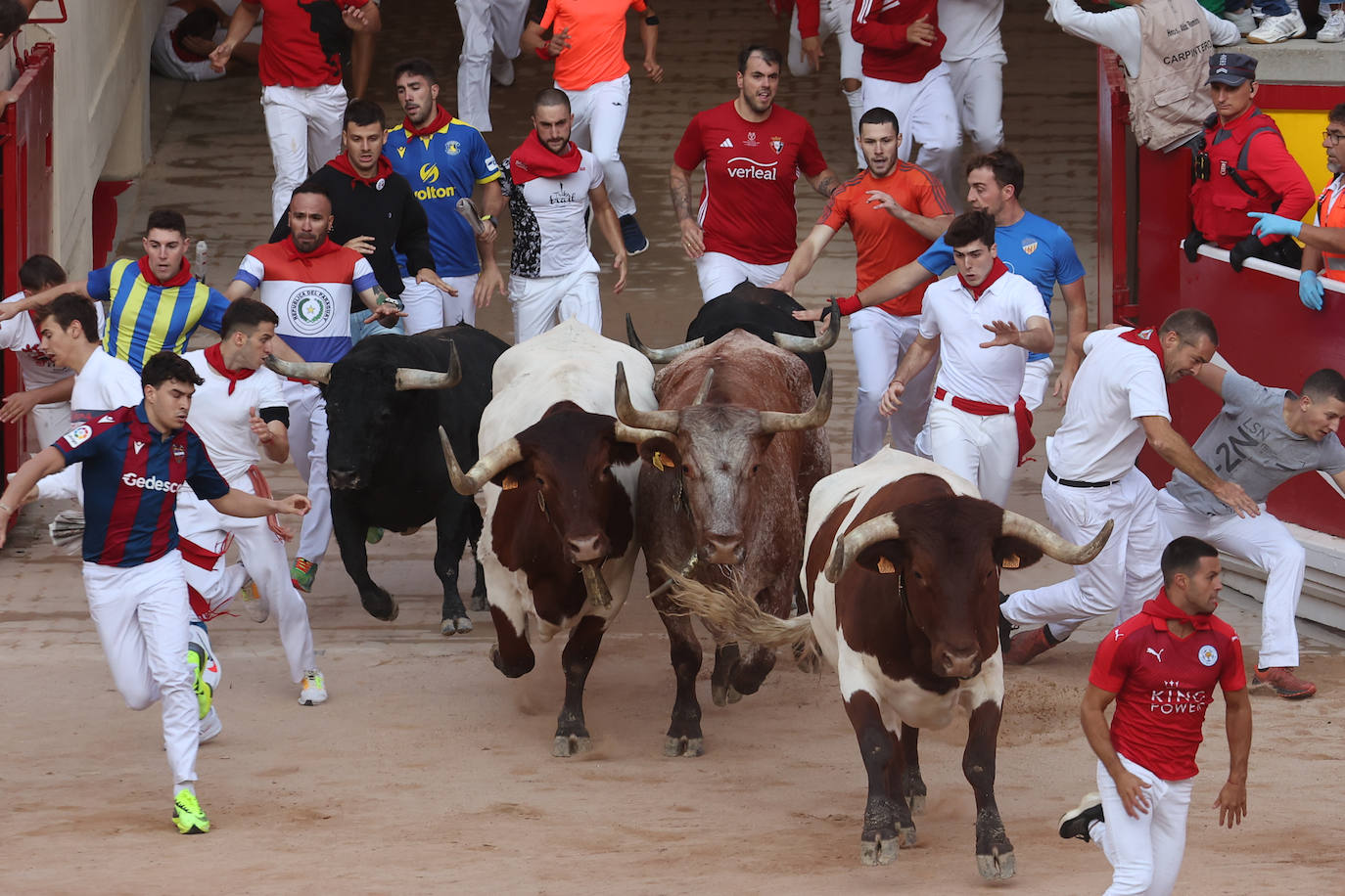 La entrada de la manada a la plaza de toros de Pamplona