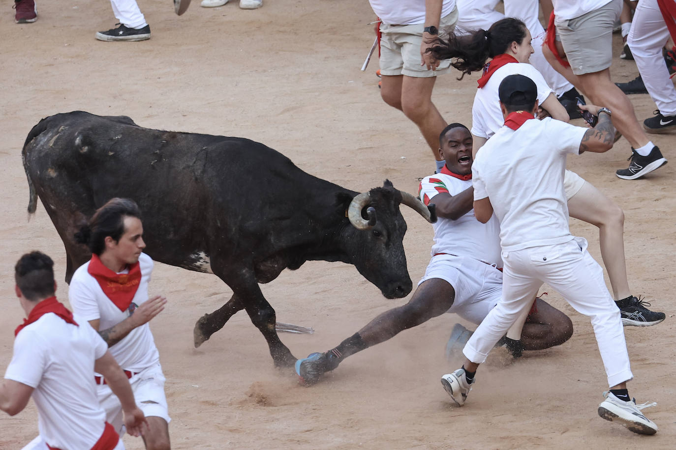Varios mozos son embestidos en la plaza de toros 
