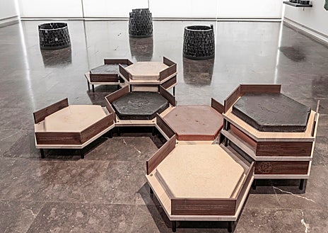 Imagen secundaria 1 - Arriba, 'Doble trama' (2018). Sobre estas líneas, detalle de 'Tallado para fluir' (2017) y 'Revelaciones', de la artista