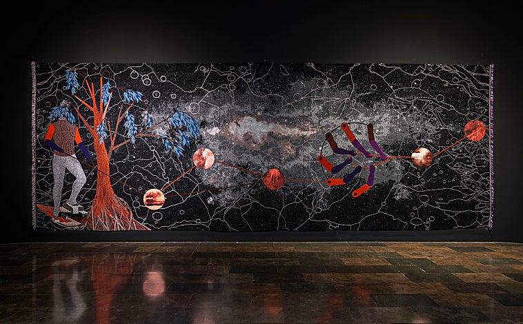 Imagen principal - Arriba, 'Doble trama' (2018). Sobre estas líneas, detalle de 'Tallado para fluir' (2017) y 'Revelaciones', de la artista