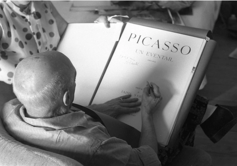 Roberto Otero (1931-2004). Pablo Picasso dedicando un ejemplar del álbum 'Picasso. Un eventail' (1905-1914) Notre-Dame-de-Vie (Mougins), 16 junio 1966. Museo Picasso Málaga