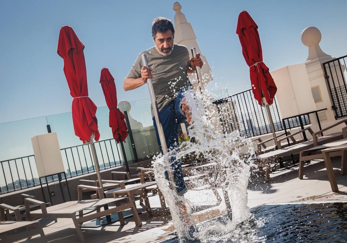 Juan del Val en la piscina del hotel Rius, en Madrid.