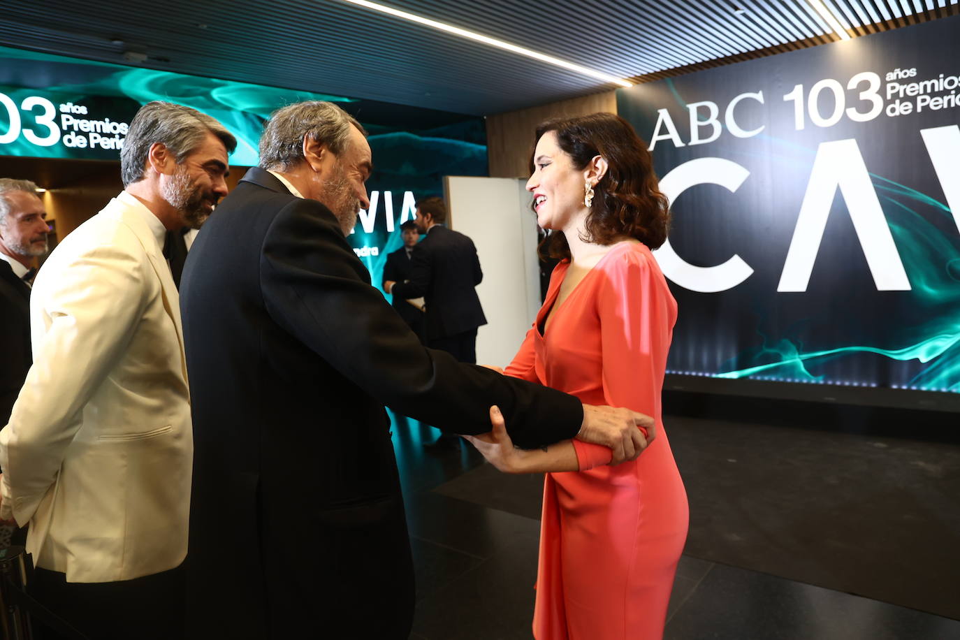 Luis Enríquez, Pedro García Cuartango e Isabel Díaz Ayuso en los Cavia 2023