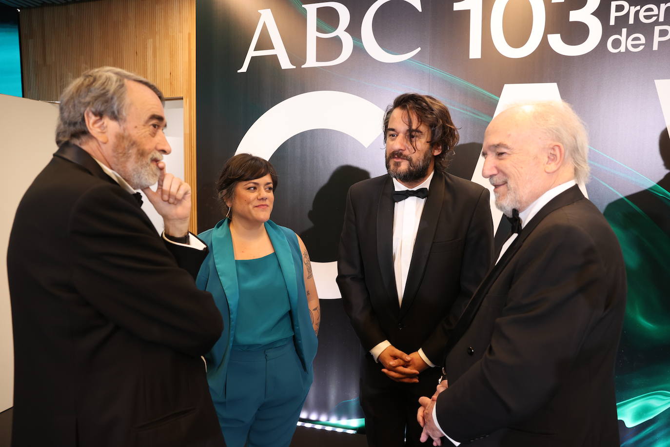 Los premiados junto a Santiago Muñoz Molina