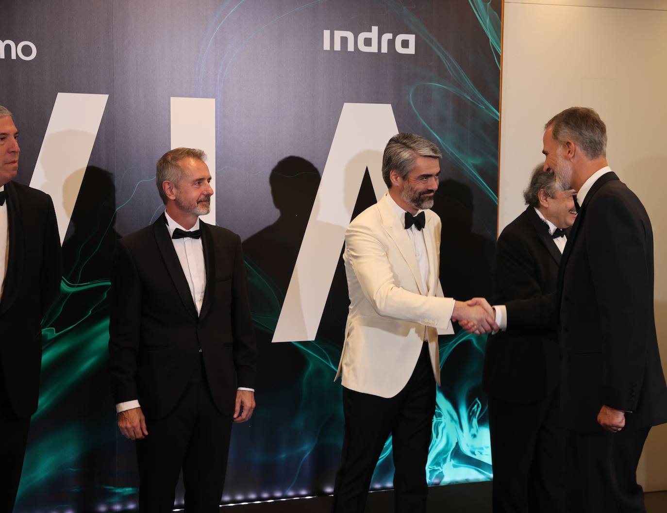 Luis Enríquez, CEO de Vocento, saludando a Su Majestad el Rey a su llegada a los Premios Cavia 2023