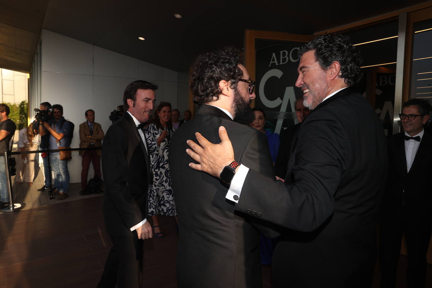 Julián Quirós, director de ABC, conversa con Joaquín Manso, director de 'El Mundo'