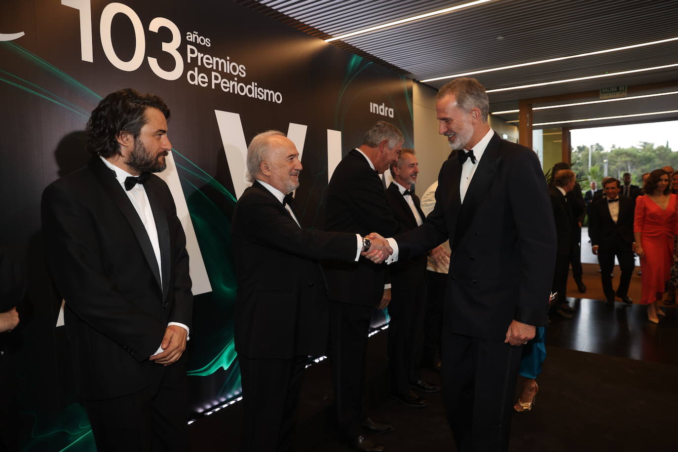 Don Felipe saluda a Santiago Muñoz Machado, director de la RAE, ante la mirada del periodista Manuel Jabois, premio Mariano de Cavia 2023