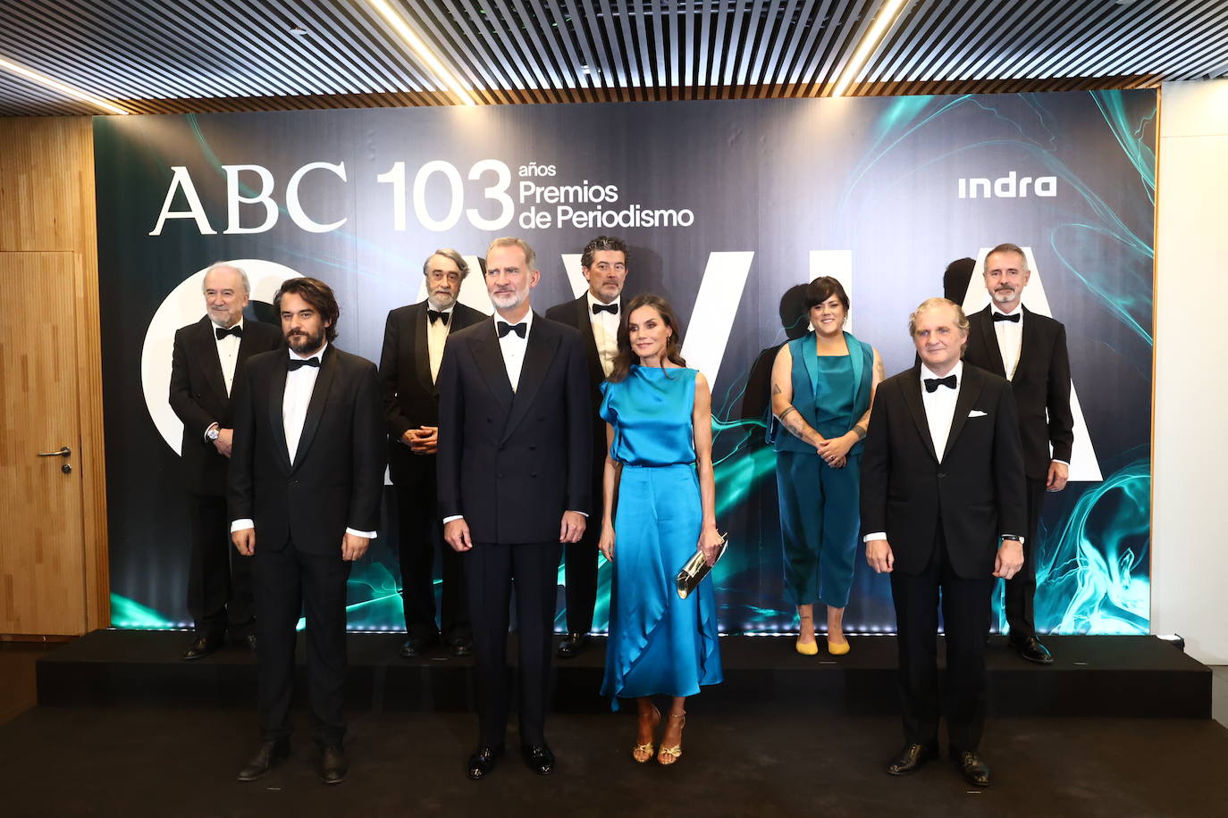 Sus Majestades los Reyes con los premiados en los Premios Mariano de Cavia, Luca de Tena y Mingote