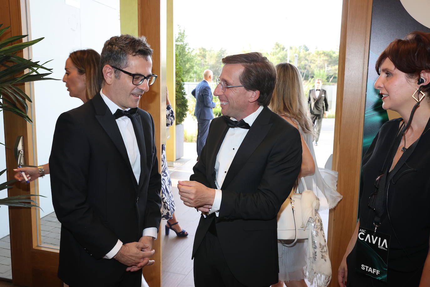 El ministro de Presidencia Félix Bolaños conversa con el alcalde de Madrid, José Luis Martínez Almeida