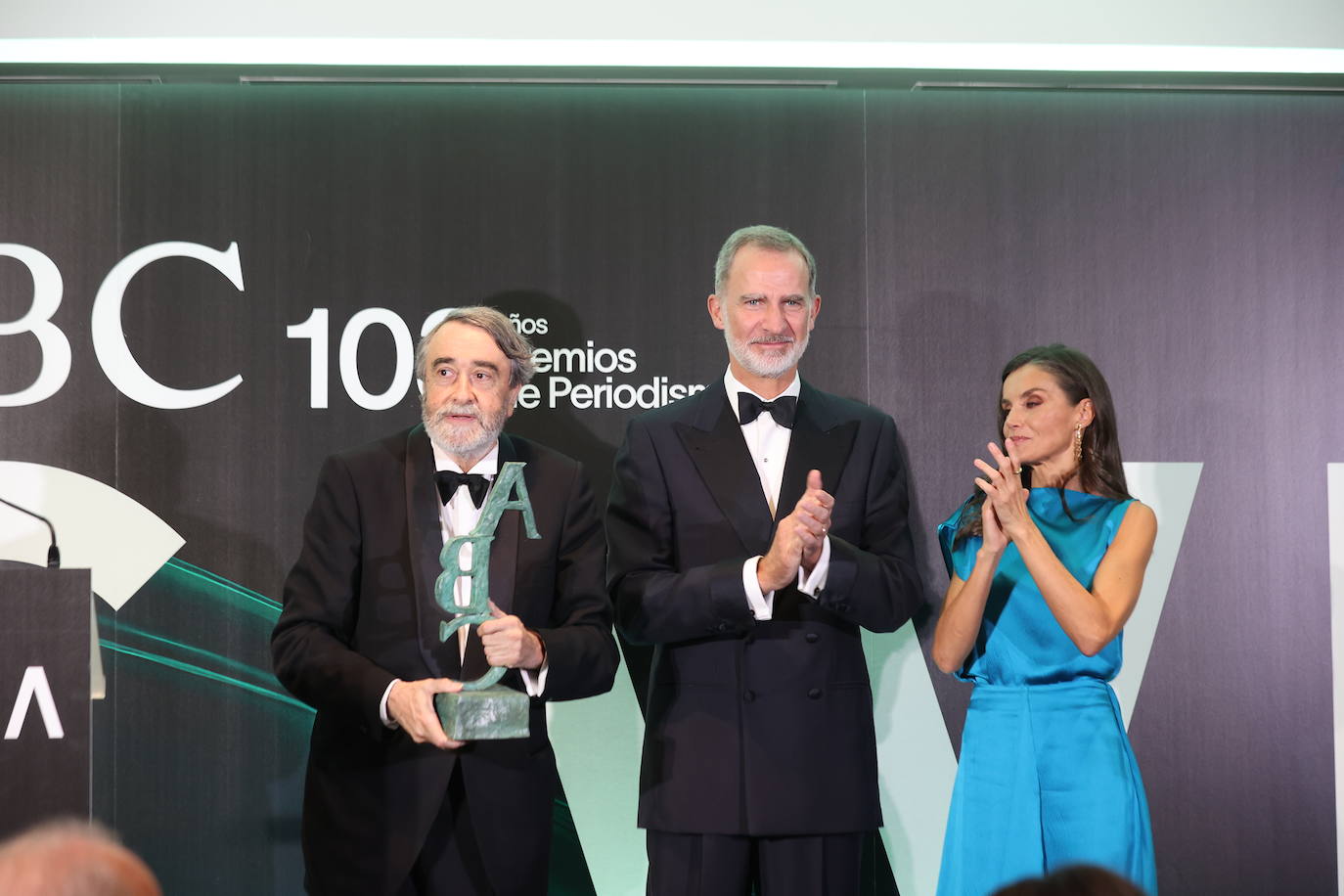 Don Felipe junto a la Reina Letizia entregando el premio Luca de Tena a Pedro García Cuartango