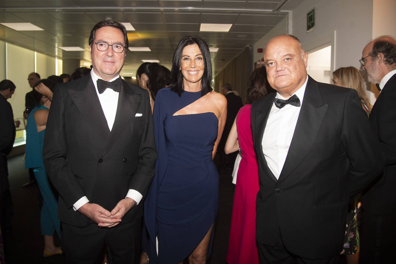 El presidente de CEOE, Antonio Garamendi, junto a la directora global de comunicación de Telefónica, Eva Fernández, y Sergi Loughney, director de RRII del Grupo Fundación «la Caixa»