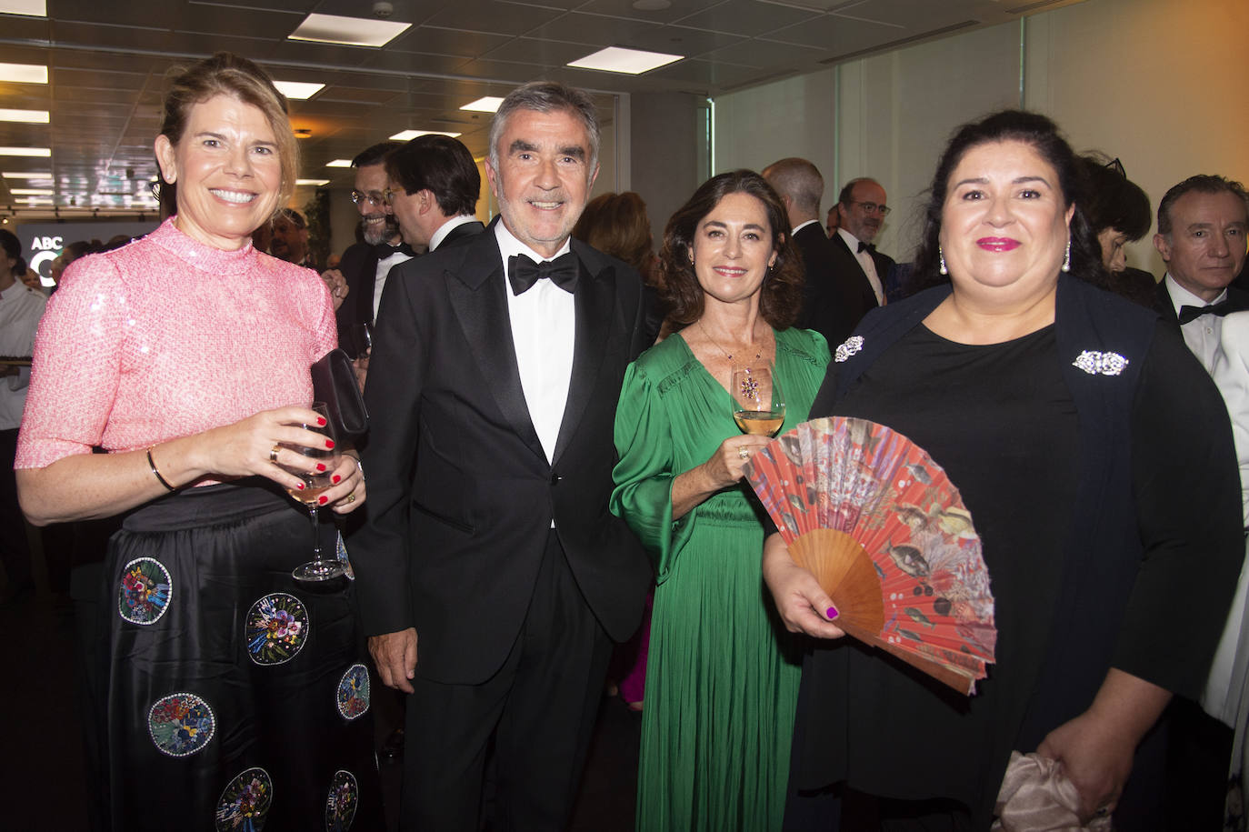 De izquierda a derecha, Ana Sala, secretaria del Consejo de Indra; Iñaki Arechabaleta, adjunto al Consejero Delegado de Vocento; y Virginia Arce y Olga San Jacinto, de Indra