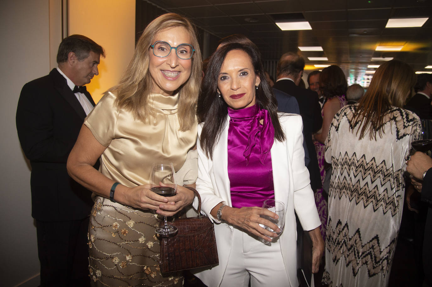 La presidenta de Atrevia, Nuria Vilanova, con Beatriz Corredor, presidenta de Red Eléctrica