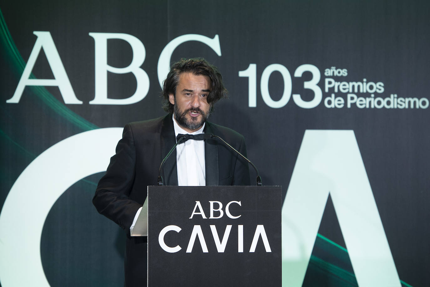 El periodista Manuel Jabois tras recibir el premio Mariano de Cavia 2023 en ABC