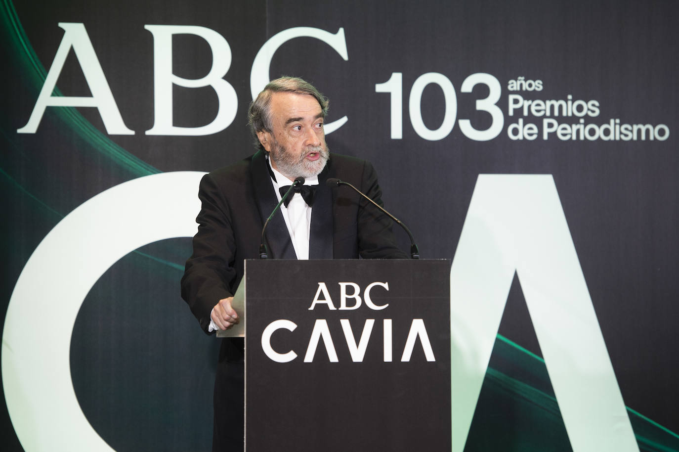 El periodista Pedro García Cuartango, premio Luca de Tena, durante su discurso en la gala 2023 