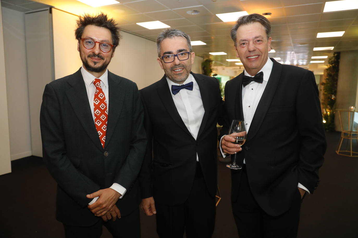 Antonio Lucas, jefe de Cultura de 'El Mundo', ﻿Jesús García Calero, director de ABC Cultural, y el pintor Augusto Ferrer Dalmau