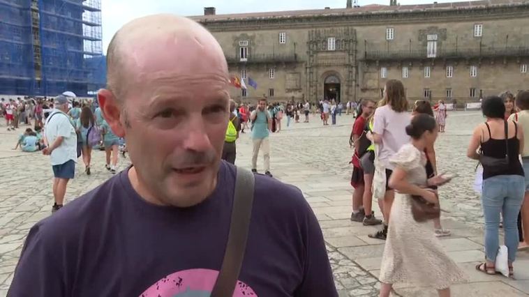 Un cartel de bienvenida a Santiago de Compostela, convertido en un basurero por los peregrinos