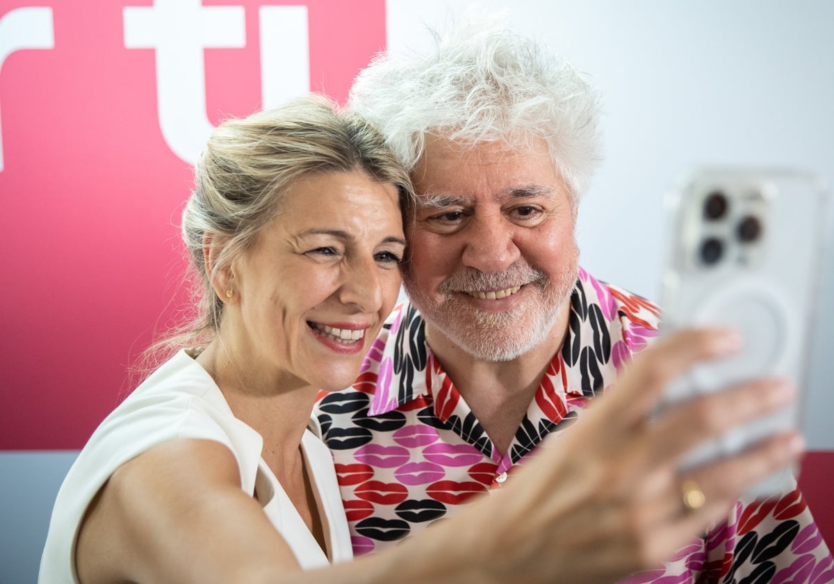 Yolanda Díaz y Pedro Almodóvar, juntos, tras el acto de cultura de Sumar