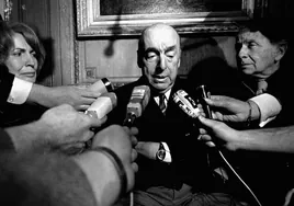 Neruda, 20 poemas de amor tóxico y una canción acomplejada
