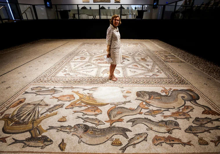 Shelby White, la filántropa investigada, posa sobre un mosaico romano