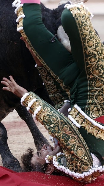 Fernando Robleño, cogido por el primer toro de la tarde en Pamplona