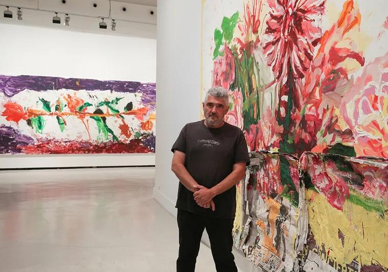 Jorge Galindo con sus obras en el museo malagueño