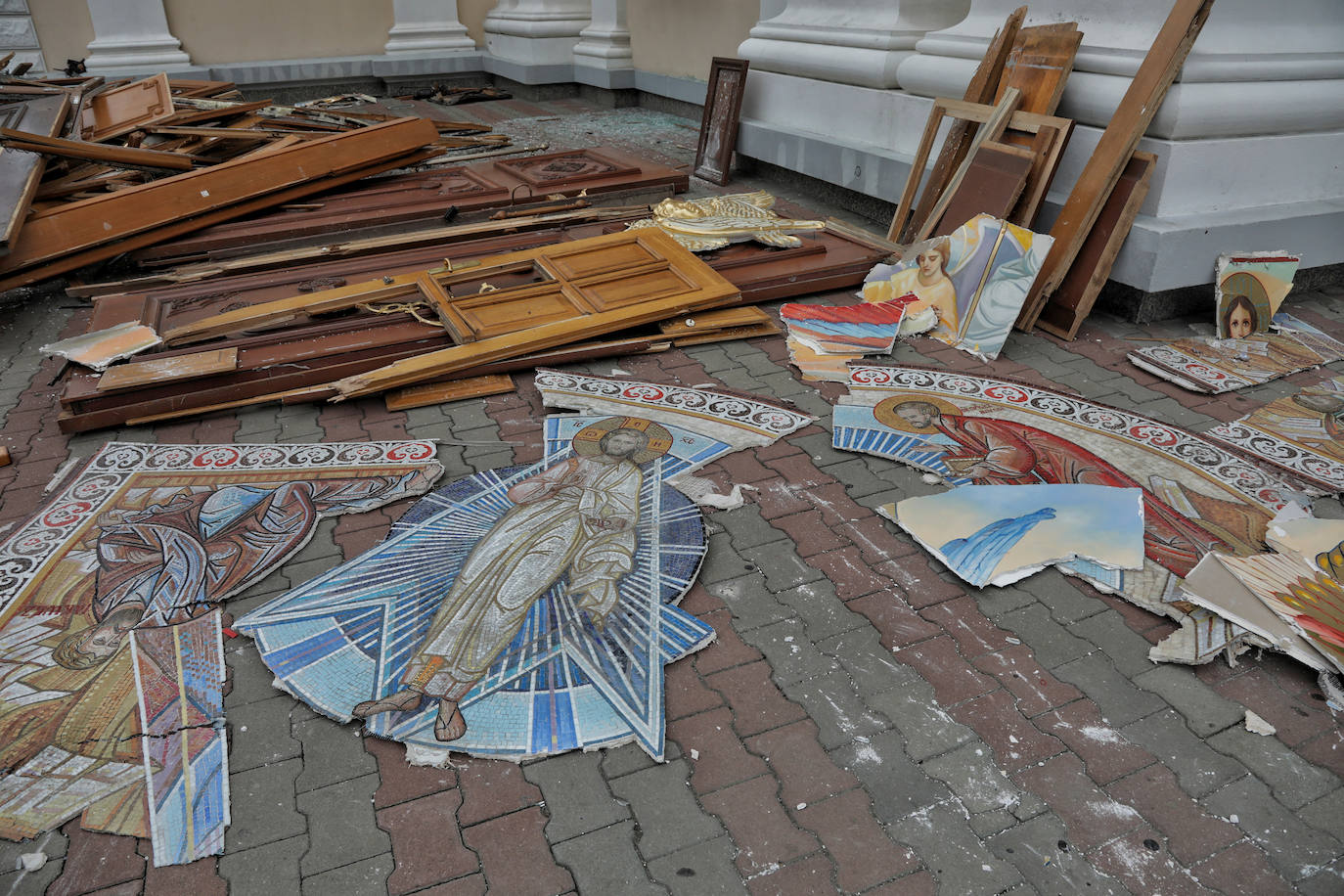 Las autoridades ucranianas declararon que el icono de la patrona de la ciudad había sido recuperado de entre los escombros.