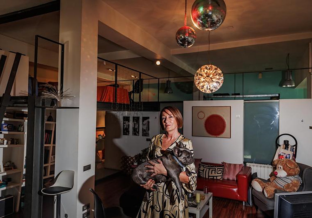 Prado Arenas en su casa, una antigua discoteca que conserva la bola giratoria original