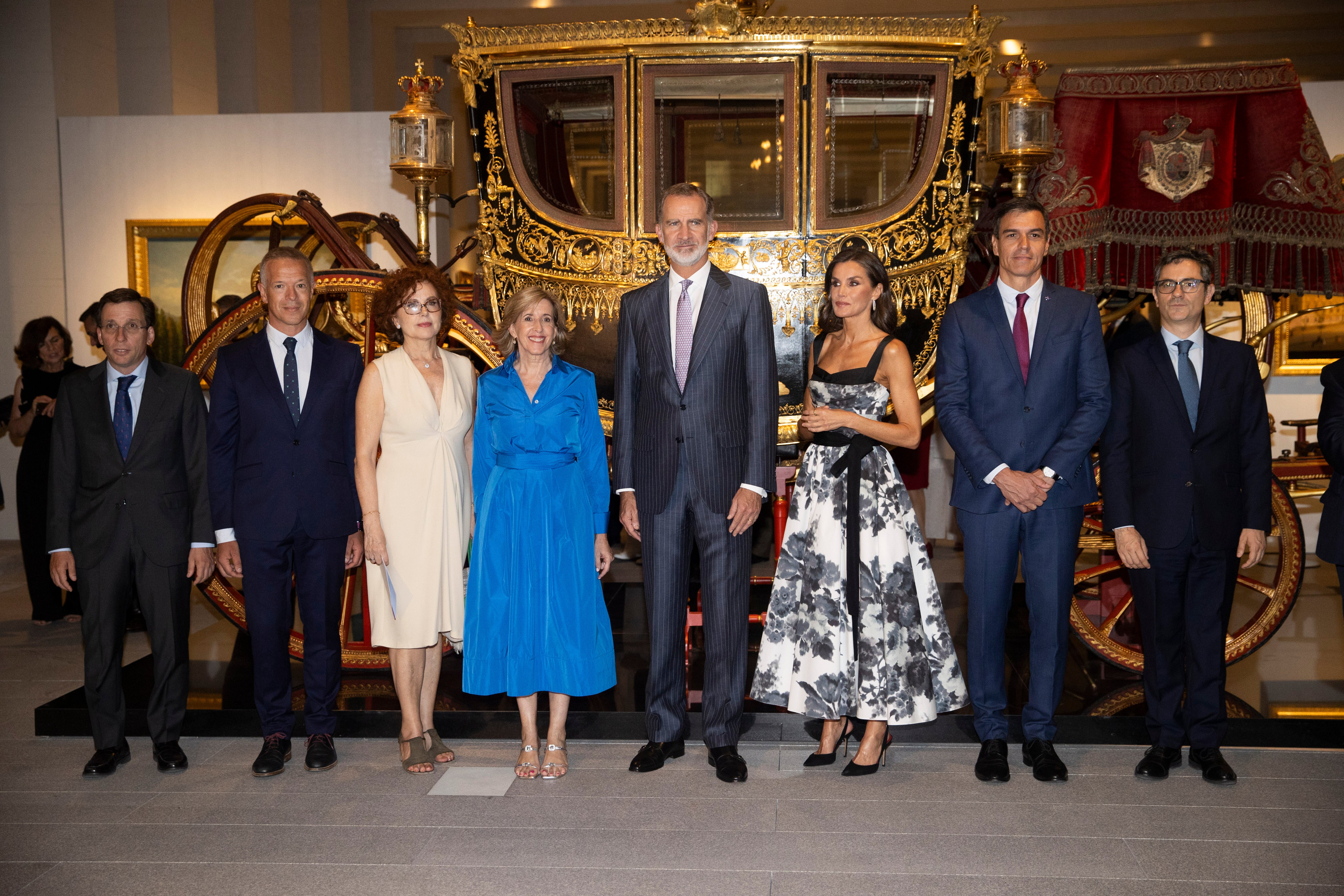 Los Reyes junto a la Carroza de los Borbones, obra expuesta en la Galería de las Colecciones Reales
