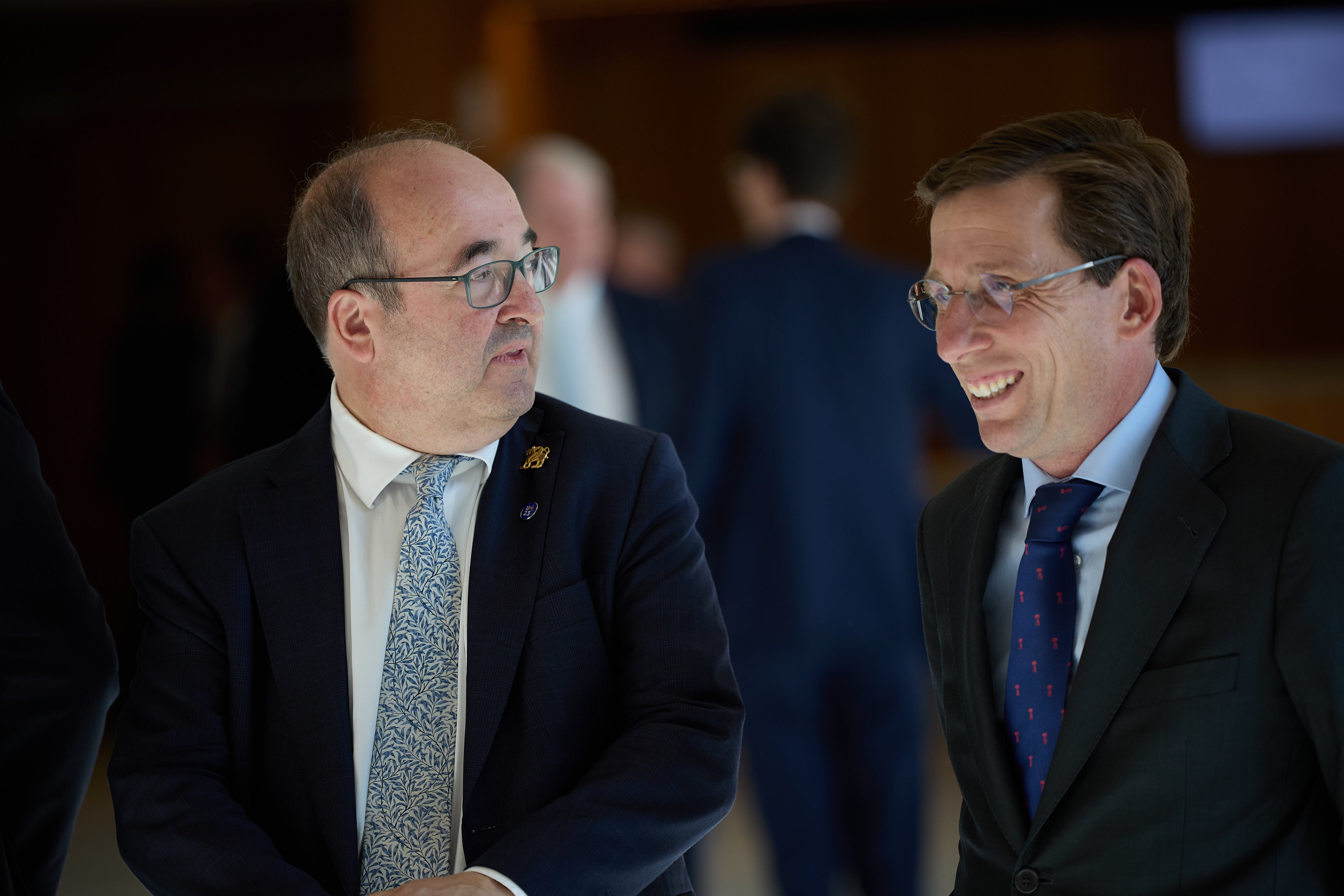 El ministro de Cultura y Deporte en funciones, Mikel Iceta, y el alcalde de Madrid, José Luis Martínez-Almeida, durante la inauguración de la Galería de las Colecciones Reales
