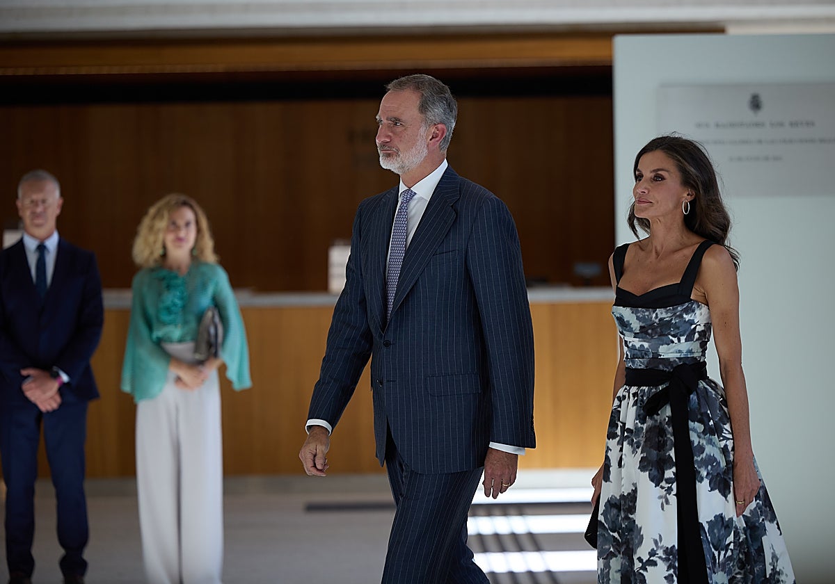 Felipe VI y Doña Letizia, a su llegada a la inauguración de la Galería de las Colecciones Reales, en el Palacio Real