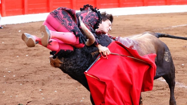 Violenta cogida de Roca en el sexto