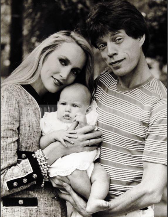 Tiene nueve hijos (con seis mujeres distintas). En la imagen, junto a Jerry Hall con la que tuvo 4 vástagos. Elizabeth, James, Georgia y Gabriel (nacidos en 1984, 1985, 1992 y 1997, respectivamente