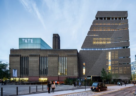 Imagen secundaria 1 - Arriba, dos personas visitan la exposición en la Royal. Sobre estas líneas, fachada de la Tate Modern y ampliación del Casino de Basilea 