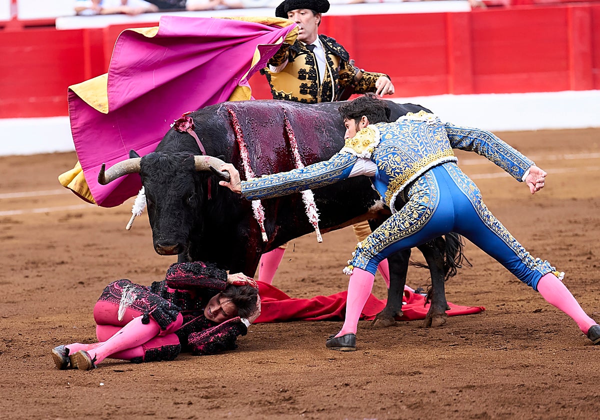 El sexto toro cogió también a Cayetano Rivera cuando fue a hacer el quite Roca Rey