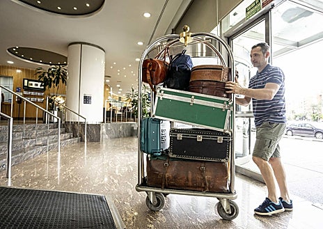 Imagen secundaria 1 - La cuadrilla acomoda el equipaje en San Fernando de Henares y se mete en la furgoneta para el enésimo viaje. algunos hacen miles de kilómetros en cuatro o cinco días