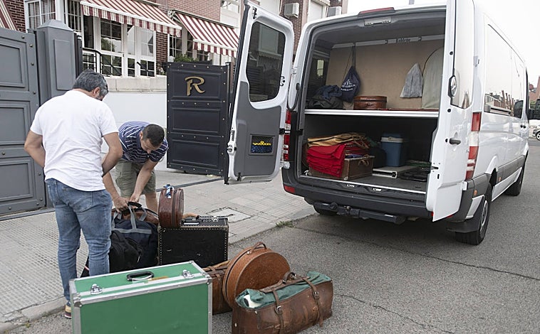 Imagen principal - La cuadrilla acomoda el equipaje en San Fernando de Henares y se mete en la furgoneta para el enésimo viaje. algunos hacen miles de kilómetros en cuatro o cinco días