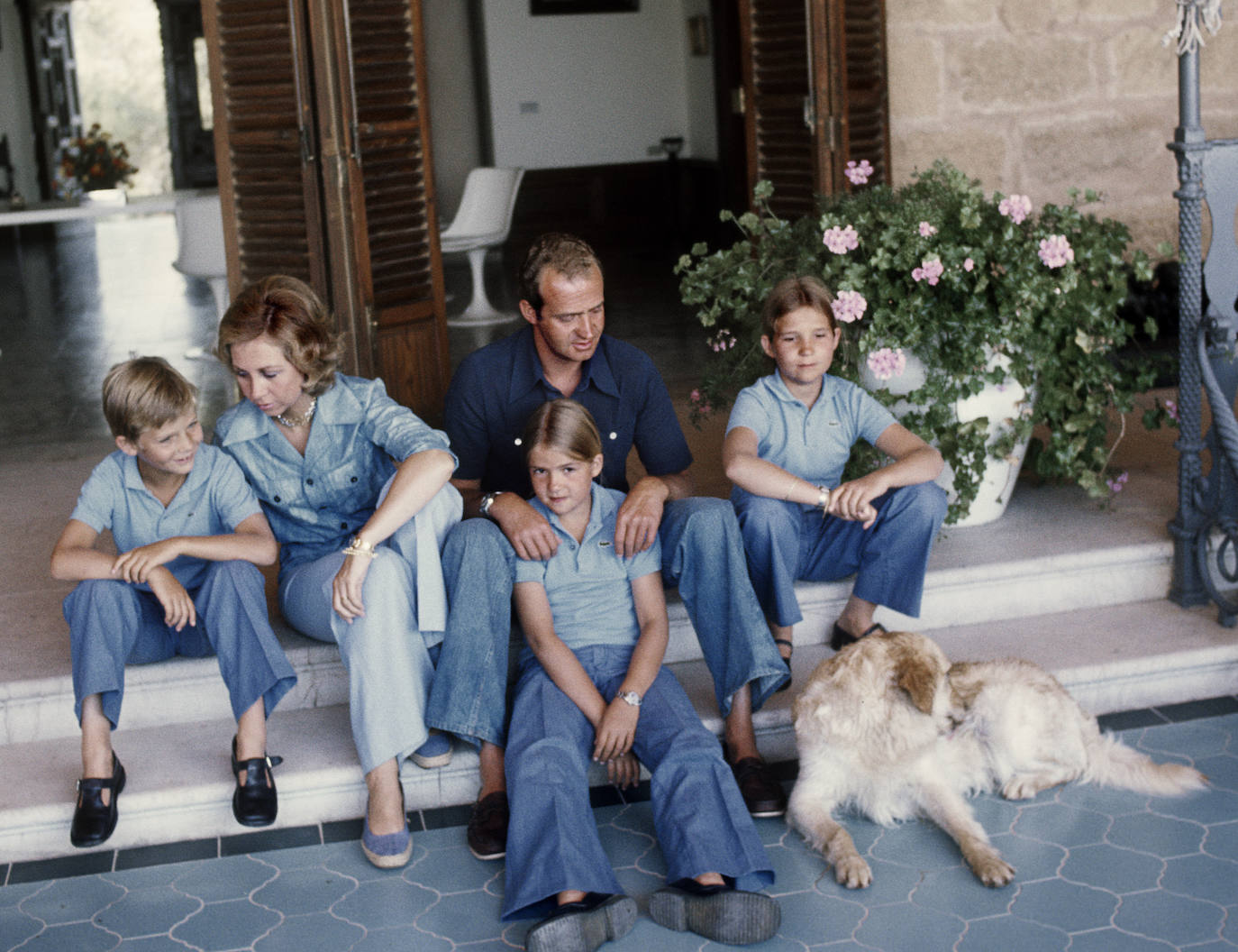 Segundo posado en Marivent. Doña Sofía y el por entonces Príncipe Felipe y las Infantas, en ropa vaquera. Don Juan Carlos con polo oscuro. Era 1976