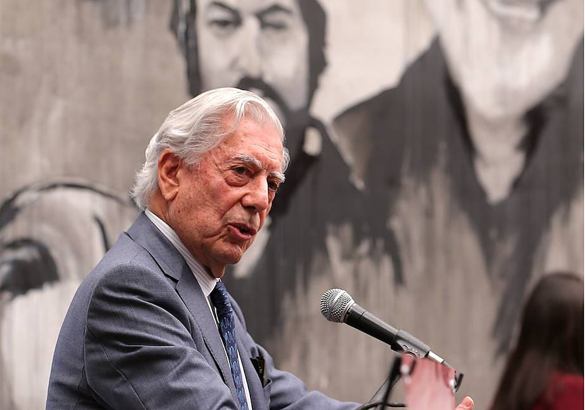 Vargas Llosa en la FIL de Guadalajara con la imagen de Cortázar, García Márquez y Carlos Fuentes al fondo.