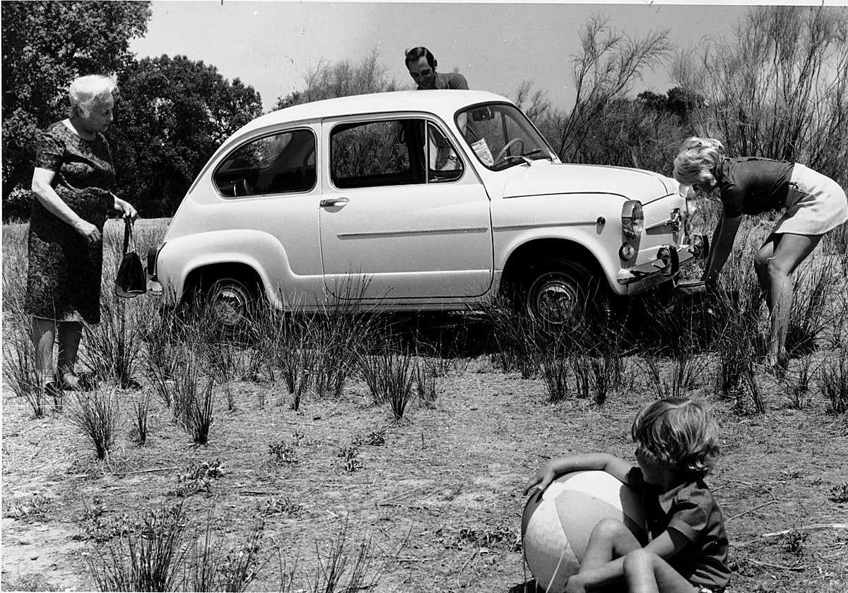 Las maletas, la abuela, la pelota de playa, el periquito... Todo tenía cabida en el Seat 600