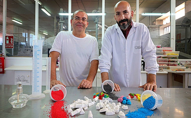 Imagen principal - En la fábrica de Burman en Extremadura trabajan hoy setenta personas