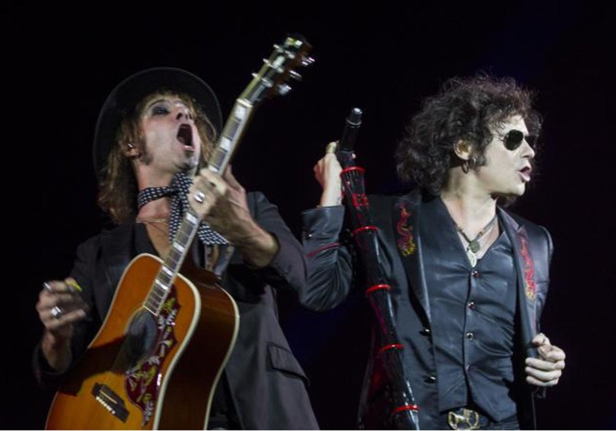 Alvaro Suite, junto a Bunbury durante un concierto