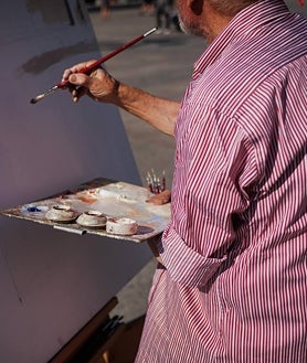 Imagen secundaria 2 - Arriba, Antonio López, pintando, con la presidencia de la Comunidad de Madrid al fondo. Sobre estas líneas, a la izquierda, el material de trabajo que utiliza. A la derecha, un primer plano del lienzo que está empezando a pintar 