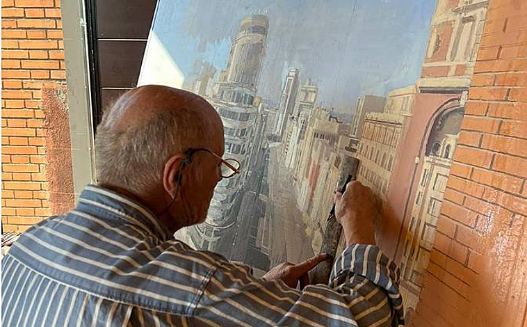 Imagen principal - Arriba, Antonio López en la novena planta de El Corte Inglés de Callao, pintando una vista de la Gran Vía hasta la Plaza de España (sobre estas líneas, a la derecha). A la izquierda, el primer lienzo del nuevo díptico de la Puerta del Sol que comenzó a pintar hace una semana