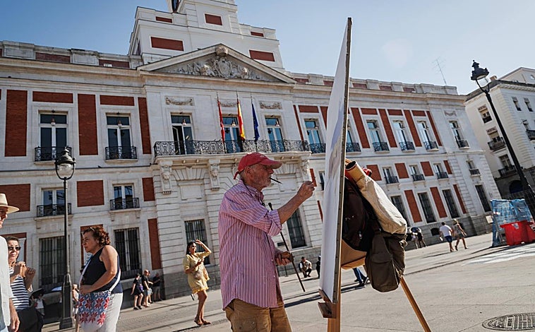 Imagen principal - Arriba, Antonio López, pintando, con la presidencia de la Comunidad de Madrid al fondo. Sobre estas líneas, a la izquierda, el material de trabajo que utiliza. A la derecha, un primer plano del lienzo que está empezando a pintar 