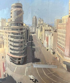 Imagen secundaria 2 - Arriba, Antonio López en la novena planta de El Corte Inglés de Callao, pintando una vista de la Gran Vía hasta la Plaza de España (sobre estas líneas, a la derecha). A la izquierda, el primer lienzo del nuevo díptico de la Puerta del Sol que comenzó a pintar hace una semana 